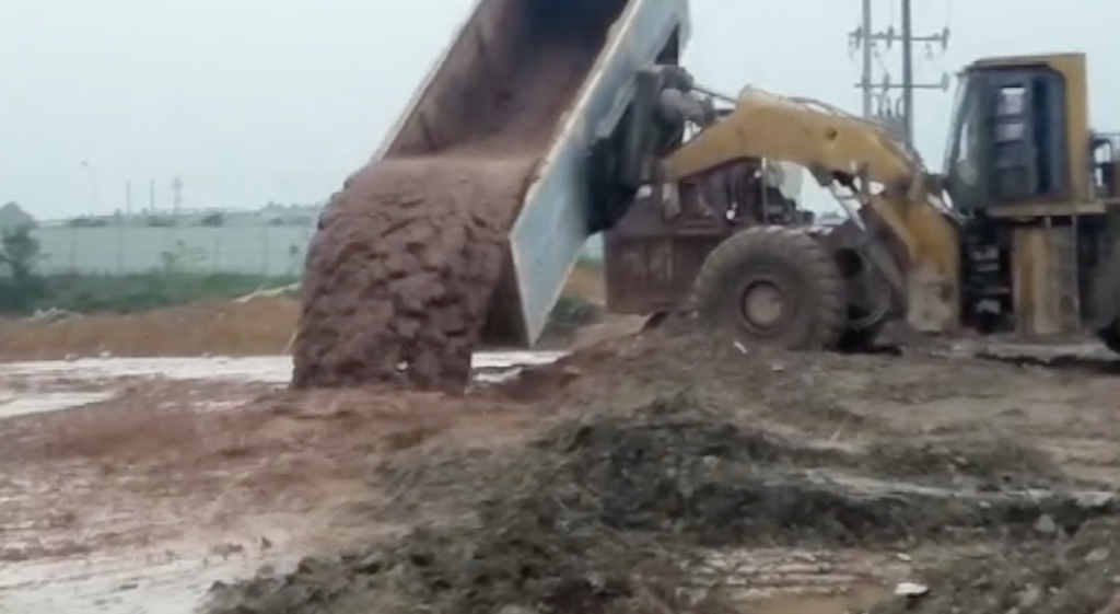 Container loader dumping slurry